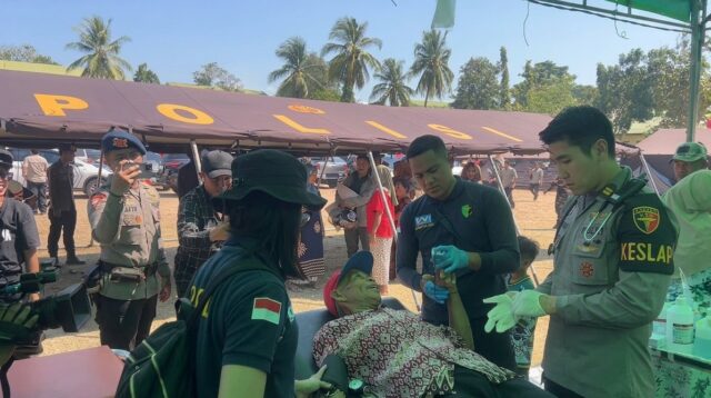 Di Tengah Perayaan Kemerdekaan, Korbrimob Polri Hadir untuk Warga NTT Terdampak Gempa